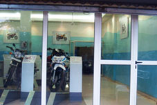 AUTOMOBILE / SHOWROOM